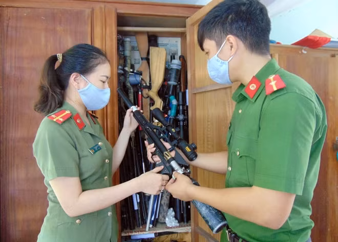 Cán bộ Công an huyện Tiên Phước kiểm tra số vũ khí, vật liệu nổ thu giữ được.