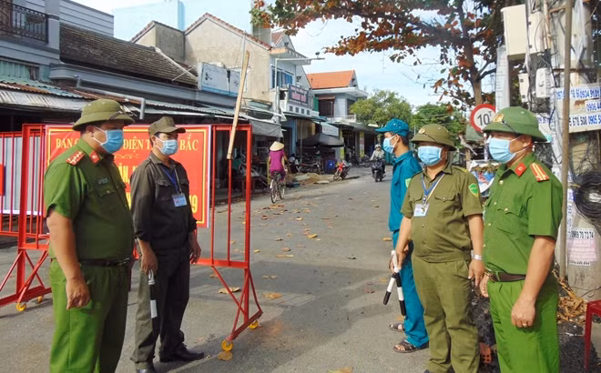 Công an xã Điện Thắng Bắc, thị xã Điện Bàn tổ chức kiểm soát người đến địa bàn xã để phòng, chống dịch COVID-19.