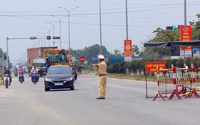 CSGT "đội nắng" làm nhiệm vụ tại các chốt kiểm soát dịch COVID-19.