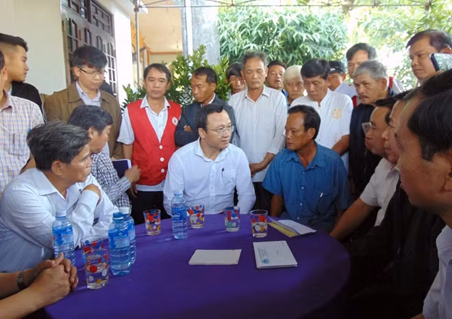 Ông Khuất Việt Hùng cùng lãnh đạo địa phương thăm hỏi, động viên gia đình ông Nguyễn Đình Ba.