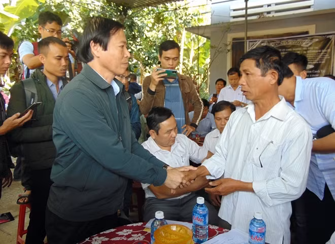 Lãnh đạo Sở LĐ-TB&XH tỉnh Quảng Nam thăm hỏi, động viên gia đình chị Nguyễn Thị Ái.
