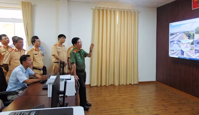 Thứ trưởng Nguyễn Văn Sơn kiểm tra thực tế tại trung tâm điều hành hệ thống giám sát trên cao tốc Đà Nẵng - Quảng Ngãi.