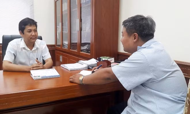 Ông A Viết Sơn trao đổi với phóng viên CAND về công tác phòng chống dịch trên địa bàn huyện Nam Giang.