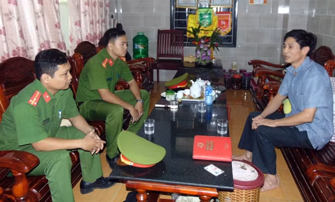 Công tác xuống cơ sở nắm bắt tình hình tạm trú luôn được Công an thị trấn Thạnh Mỹ chú trọng nhằm ngăn ngừa nguy cơ lây lan dịch bệnh trong cộng đồng.
