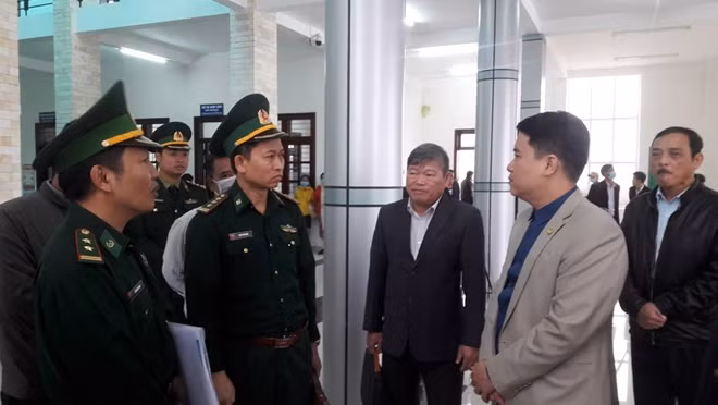 Ông Trần Văn Tân, Phó Chủ tịch UBND tỉnh Quảng Nam (thứ hai từ phải sang), kiểm tra công tác phòng chống dịch bệnh COVID-19 tại cửa khẩu Nam Giang.