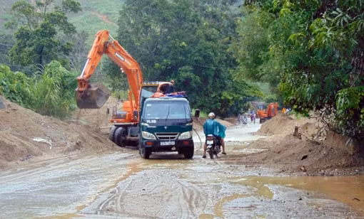 Giải tỏa giao thông trên QL14B bị “lũ cát” gây tê liệt