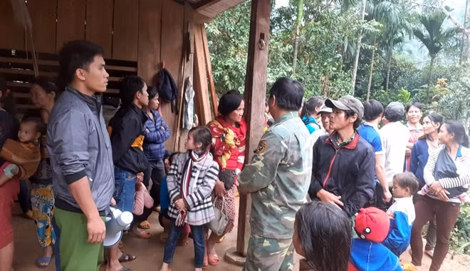 Lực lượng Công an tại huyện Nam Trà My tuyên truyền, vận động người dân đi sơ tán để phòng chống bão, sạt lở đất.