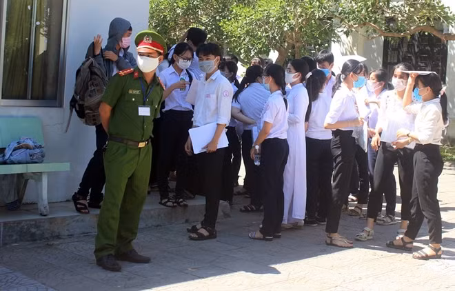 Công an đảm bảo an ninh trật tự tại các điểm thi.