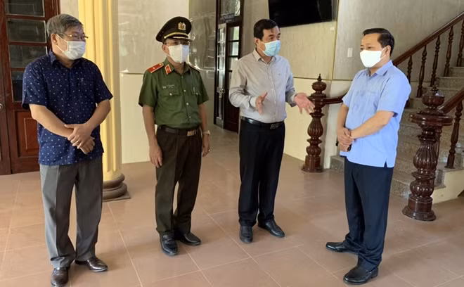 Bí thư Tỉnh ủy Quảng Nam Phan Việt Cường (thứ hai từ phải sang) làm việc với lãnh đạo huyện Đại Lộc về công tác phòng, chống dịch COVID-19 trên địa bàn huyện vào sáng 9/8.