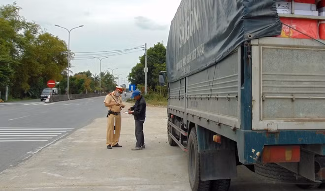 Tổ công tác kiểm tra giấy tờ tài xế xe tải chạy hướng Đà Nẵng - Tam Kỳ.
