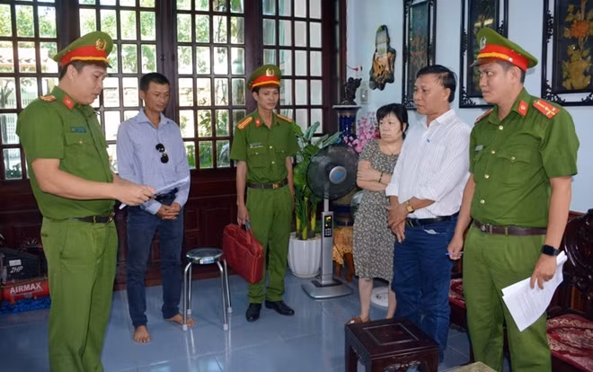 Cơ quan Cảnh sát điều tra Công an tỉnh Quảng Nam tống đạt quyết định khởi tố đối với Trần Quốc Việt.