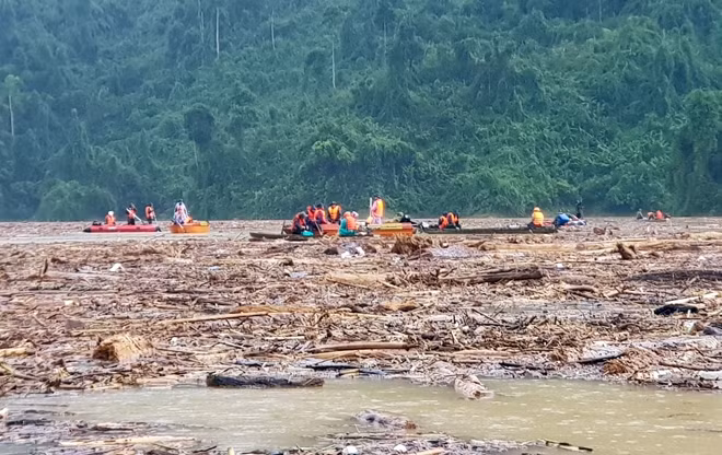 Lực lượng Công an nỗ lực tham gia tìm kiếm 14 nạn nhân còn đang mất tích trong vụ sạt lở ở Trà Leng.