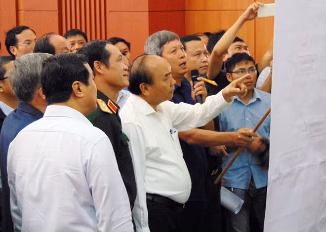Trước khi cuộc họp diễn ra, Thủ tướng Nguyễn Xuân Phúc nghe báo cáo về công tác tìm kiếm, cứu nạn cứu hộ các nạn nhân mất tích tại huyện Phước Sơn và Nam Trà My, tỉnh Quảng Nam.
