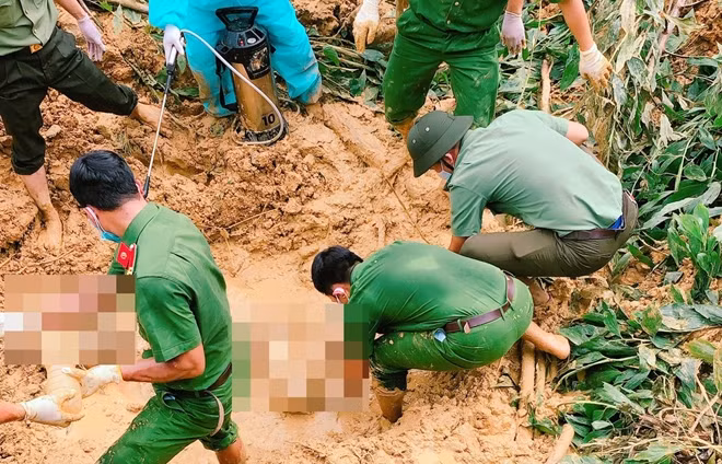 Lực lượng Công an dầm mưa, nỗ lực tham gia đào đất để đưa thi thể nạn nhân ra ngoài.
