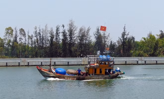 Một tàu cá của ngư dân Quảng Nam rời âu thuyền vươn khơi bám biển.