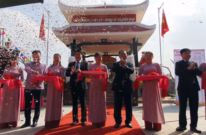 Các đại biểu cắt băng khánh thành nhà bia tưởng niệm.
