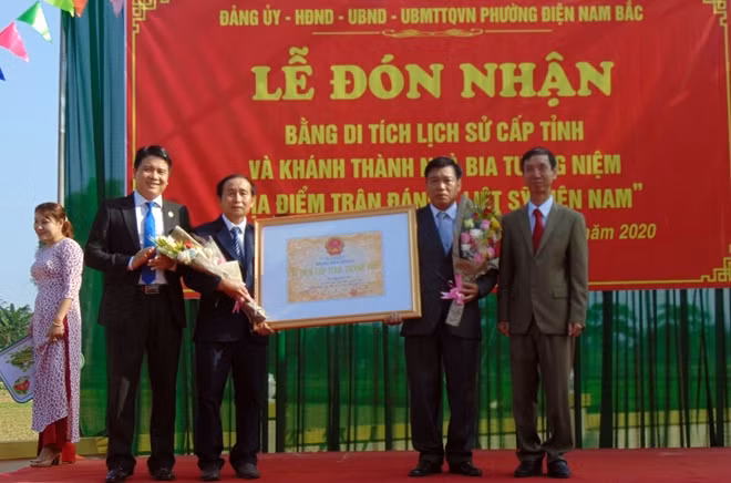 Lãnh đạo tỉnh Quảng Nam trao Bằng xếp hạng Di tích lịch sử cấp tỉnh địa điểm trận đánh 7 liệt sĩ Điện Nam cho lãnh đạo địa phương.