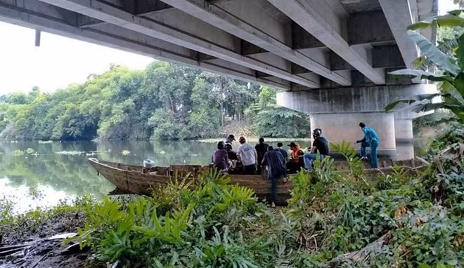 Lực lượng chức năng phối hợp với người dân tìm kiếm tung tích ông H. trên sông Tam Kỳ.