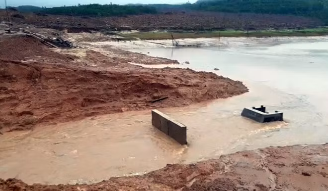 Vị trí điểm vỡ cống xả trên thân đập Cát Bầu.