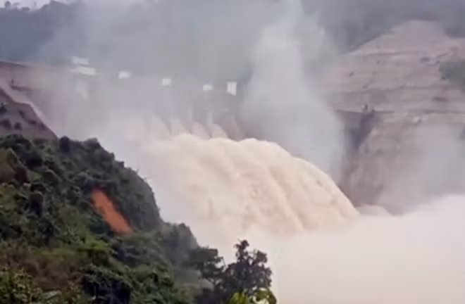 Thủy điện Sông Bung 4 xả tràn.