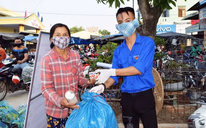 Người dân mang rác thải nhựa đến đổi sản phẩm phòng chống dịch. Ảnh: Đ.C