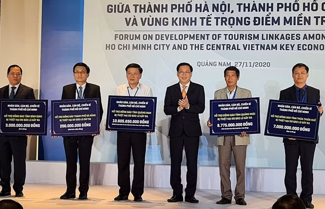 Ủy ban Mặt trận Tổ quốc Việt Nam TP Hồ Chí Minh trao kinh phí hỗ trợ các địa phương khắc phục hậu quả bão lũ.