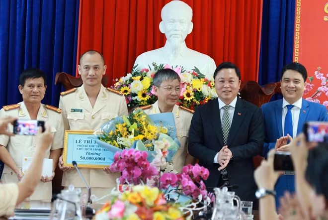 Ông Lê Trí Thanh (thứ hai từ phải qua) khen thưởng lực lượng Cảnh sát hình sự Quảng Nam.
