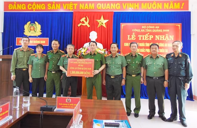 Thứ trưởng Lê Quốc Hùng trao 1,5 tỷ đồng hỗ trợ Công an tỉnh Quảng Nam khắc phục hậu quả thiên tai.