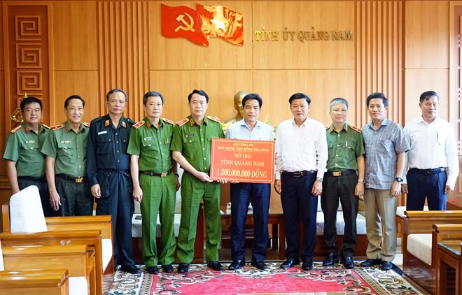 Thứ trưởng Lê Quốc Hùng trao 1,5 tỷ đồng hỗ trợ tỉnh Quảng Nam khắc phục hậu quả thiên tai.