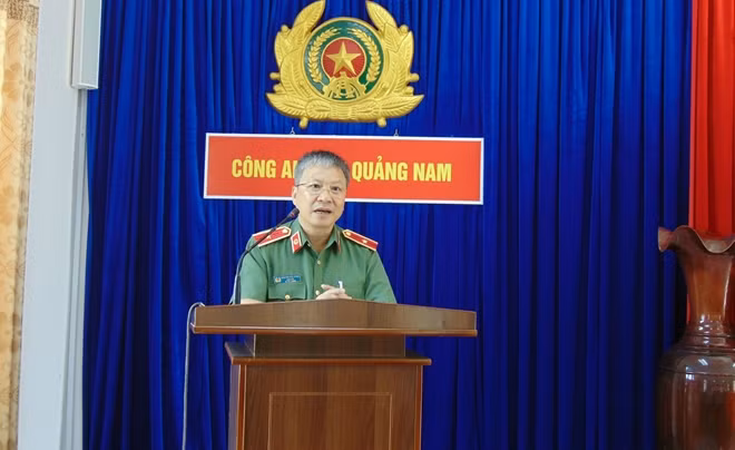 Thiếu tướng Nguyễn Đức Dũng, Giám đốc Công an tỉnh Quảng Nam, báo cáo công tác ứng phó, khắc phục hậu quả thiên tai tại buổi làm việc.