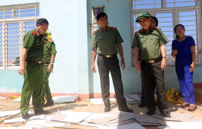Thứ trưởng Nguyễn Văn Sơn kiểm tra thiệt hại tại Trường Tiểu học Sông Vệ sau bão số 9.