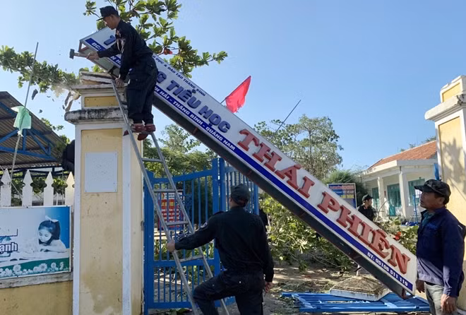 Lực lượng CSCĐ giúp các trường học tại huyện Thăng Bình, tỉnh Quảng Nam khắc phục hậu quả sau bão.