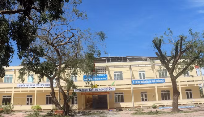 Trường Tiểu học thị trấn Sông Vệ bị hư hỏng nặng sau bão.