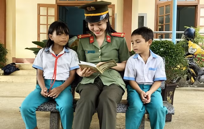 Cùng các em học sinh đọc sách tại Thư viện xanh.