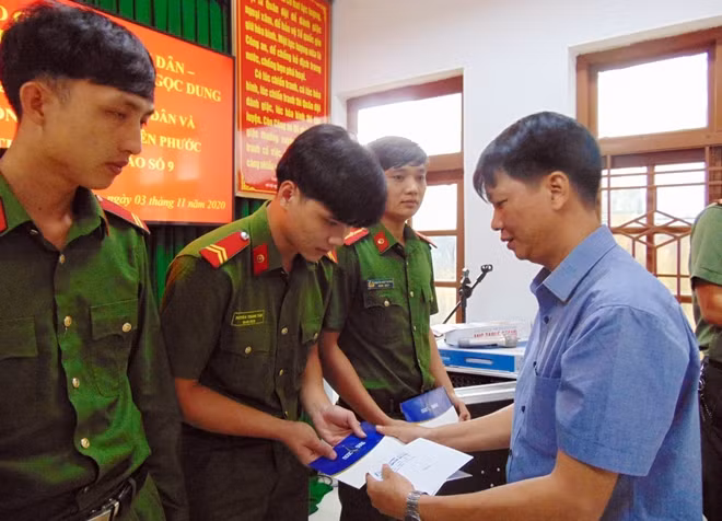 Ông Bùi Văn Tiến trao quà cho CBCS Công an huyện Tiên Phước.