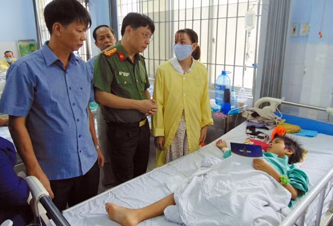 Đại tá Phạm Khải và ông Bùi Văn Tiến thăm hỏi, tặng quà động viên các nạn nhân trong vụ sạt lở đất ở huyện Nam Trà My.
