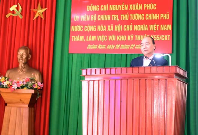Thủ tướng Nguyễn Xuân Phúc phát biểu tại buổi đến thăm cán bộ chiến sĩ Kho kỹ thuật K55.