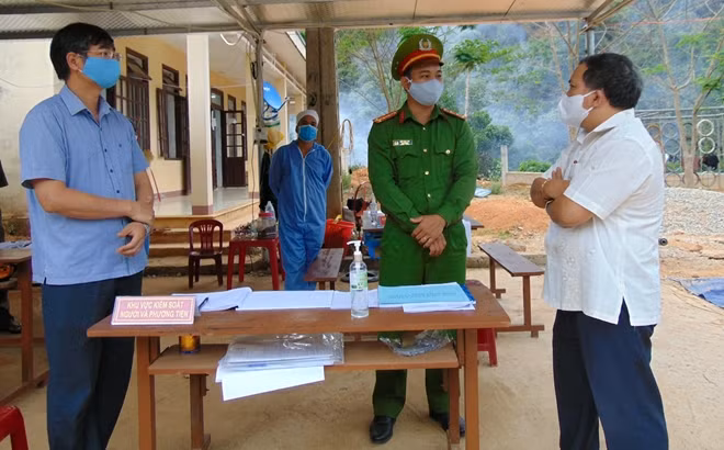 Ông Bríu Liếc, Bí thư Huyện ủy Tây Giang, thăm hỏi, động viên cán bộ làm việc tại chốt kiểm dịch.
