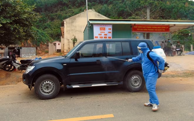 Cán bộ chốt kiểm dịch phun thuốc sát khuẩn phương tiện đi vào địa bàn huyện Tây Giang.