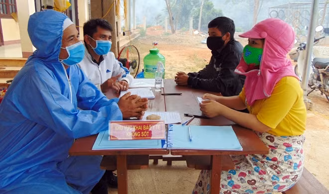 Người dân làm thủ tục khai báo y tế tại chốt kiểm dịch.