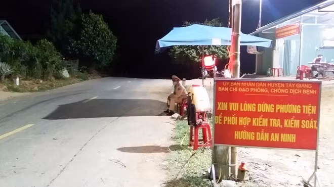 Trời về khuya, lực lượng Công an vẫn túc trực làm nhiệm vụ kiểm soát, phòng chống dịch.