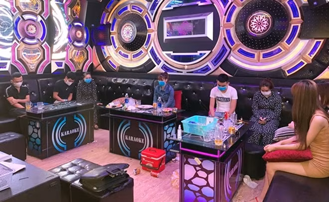 Cơ sở karaoke Z2 tại phường Điện Nam Trung, thị xã Điện Bàn vẫn ngang nhiên hoạt động, bất chấp lệnh cấm. Ảnh: C.A.Đ.B