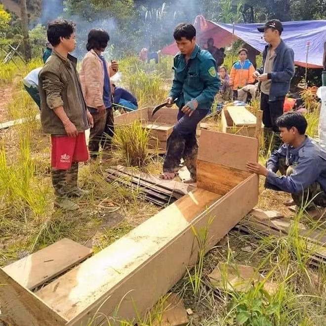 Lực lượng tại chỗ xã Phước lộc, huyện Phước Sơn chuẩn bị quan tài cho các nạn nhân xấu số.