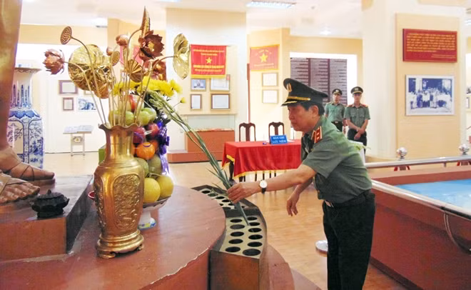 Thứ trưởng Nguyễn Văn Sơn dâng hoa Bác Hồ.