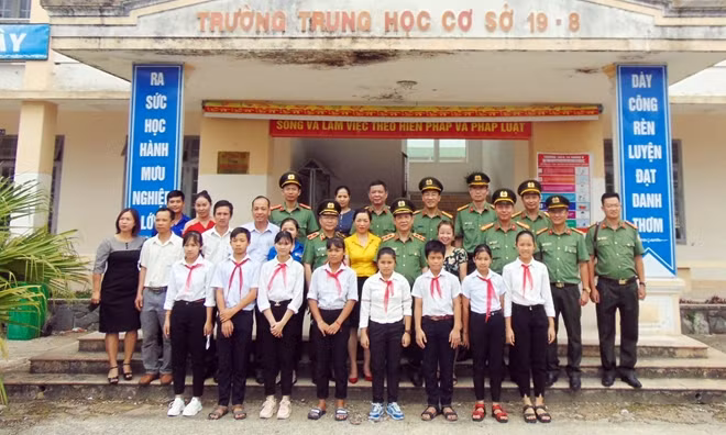 Thứ trưởng Nguyễn Văn Sơn cùng đoàn công tác và thầy cô giáo, học sinh Trường THCS 19 Tháng 8.