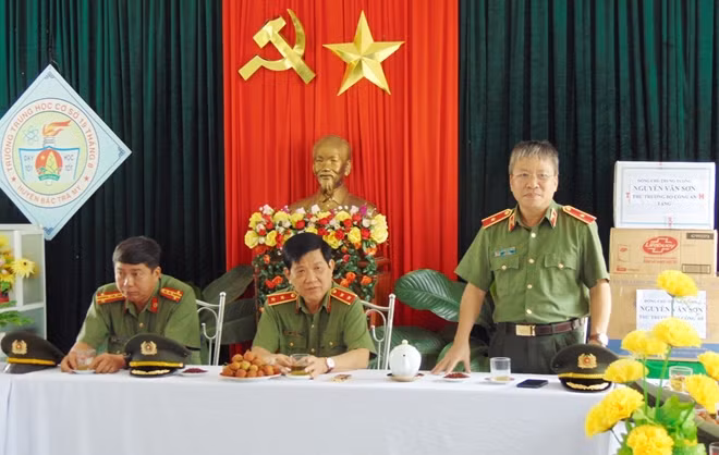 Thiếu tướng Nguyễn Đức Dũng, Giám đốc Công an tỉnh Quảng Nam, phát biểu tại buổi đến thăm thầy và trò Trường THCS 19 Tháng 8.