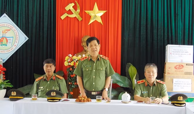 Thứ trưởng Nguyễn Văn Sơn phát biểu tại buổi đến thăm, tặng quà thầy và trò Trường THCS 19 Tháng 8.