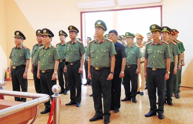 Thứ trưởng Nguyễn Văn Sơn cùng đoàn công tác trước Tượng đài Bác Hồ trong khuôn viên Khu di tích An ninh khu V.