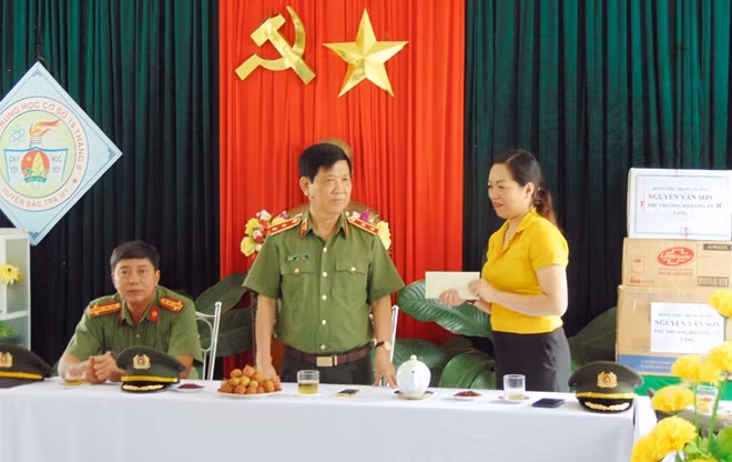 Cô giáo Bùi Thị Tố Nga hứa với Thứ trưởng Nguyễn Văn Sơn: Thầy cô giáo và học sinh Trường THCS 19 Tháng 8 sẽ không ngừng nỗ lực thi đua "dạy tốt - học tốt".