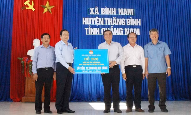 Ông Trần Thanh Mẫn trao biểu trưng số tiền 12 tỷ đồng hỗ trợ tỉnh Quảng Nam khắc phục hậu quả bão lụt.